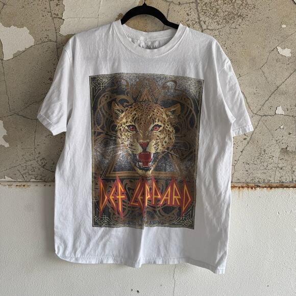 Def Leppard Graphic Band Tee White Roaring Leopard Tour T-Shirt - Picture 1 of 4